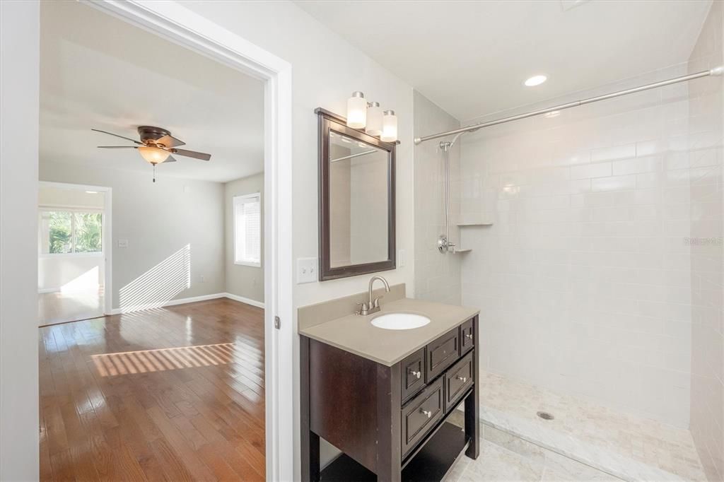 出租: $2,450 (2 贝兹, 2 浴室, 1000 平方英尺)