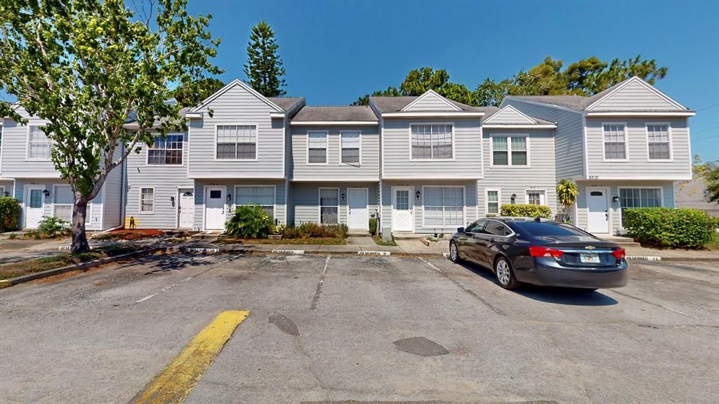 Activo con contrato: $1,990 (2 camas, 2 baños, 1061 Pies cuadrados)