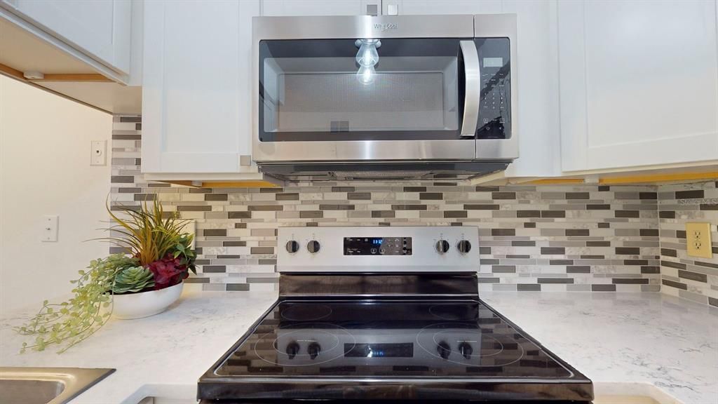 Activo con contrato: $1,990 (2 camas, 2 baños, 1061 Pies cuadrados)