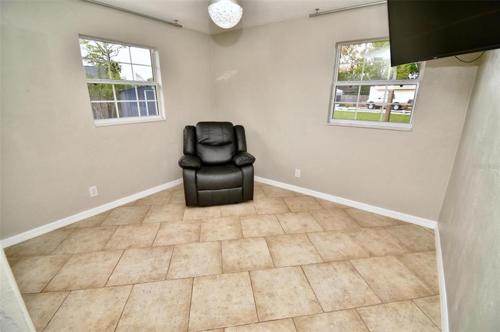 待售: $229,000 (2 贝兹, 1 浴室, 805 平方英尺)