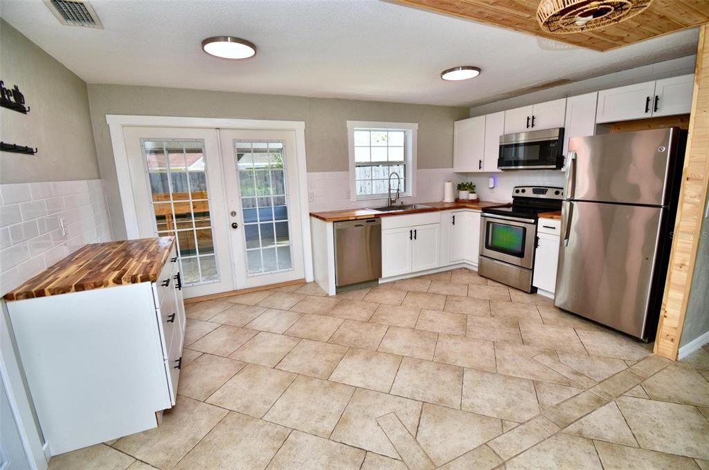 待售: $229,000 (2 贝兹, 1 浴室, 805 平方英尺)