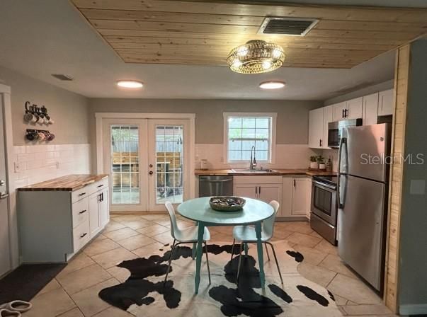 待售: $229,000 (2 贝兹, 1 浴室, 805 平方英尺)