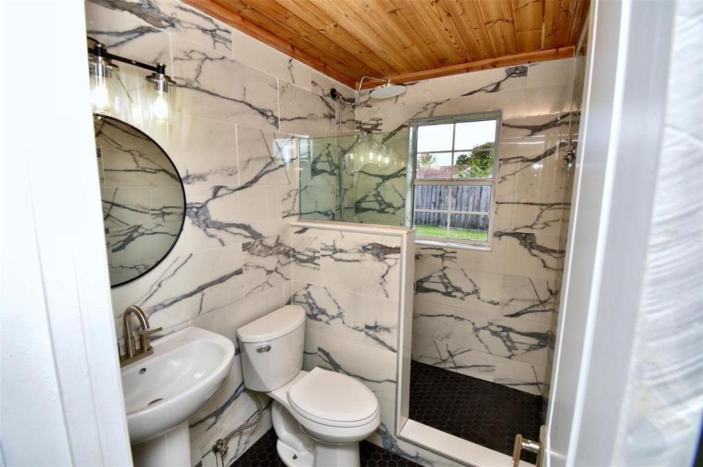 待售: $229,000 (2 贝兹, 1 浴室, 805 平方英尺)