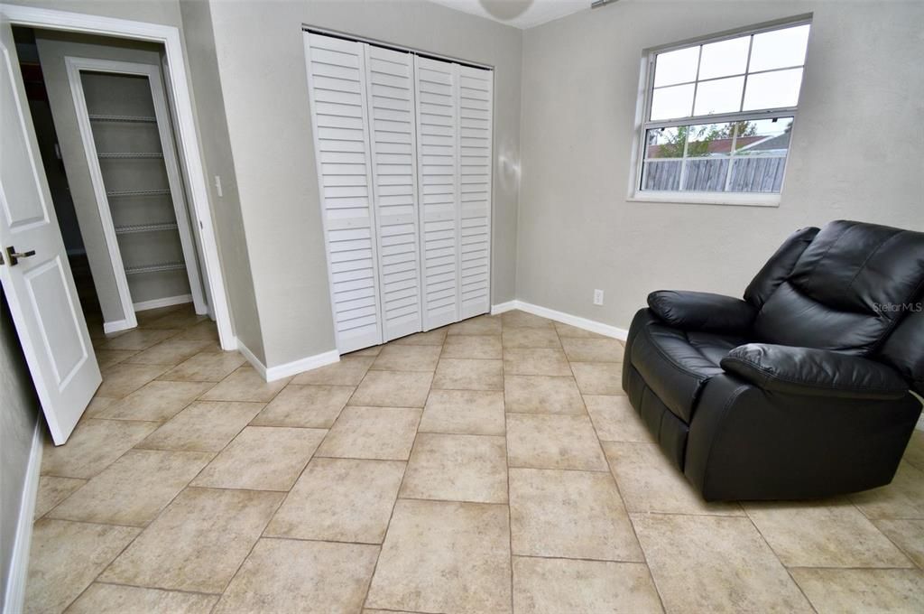 待售: $229,000 (2 贝兹, 1 浴室, 805 平方英尺)