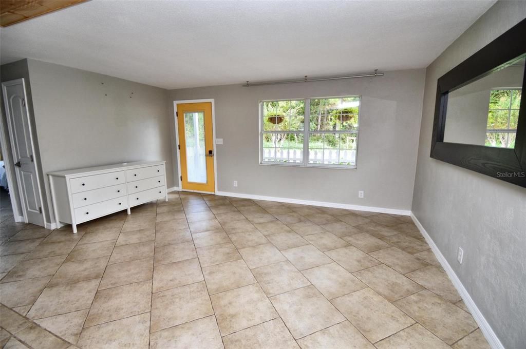 待售: $229,000 (2 贝兹, 1 浴室, 805 平方英尺)