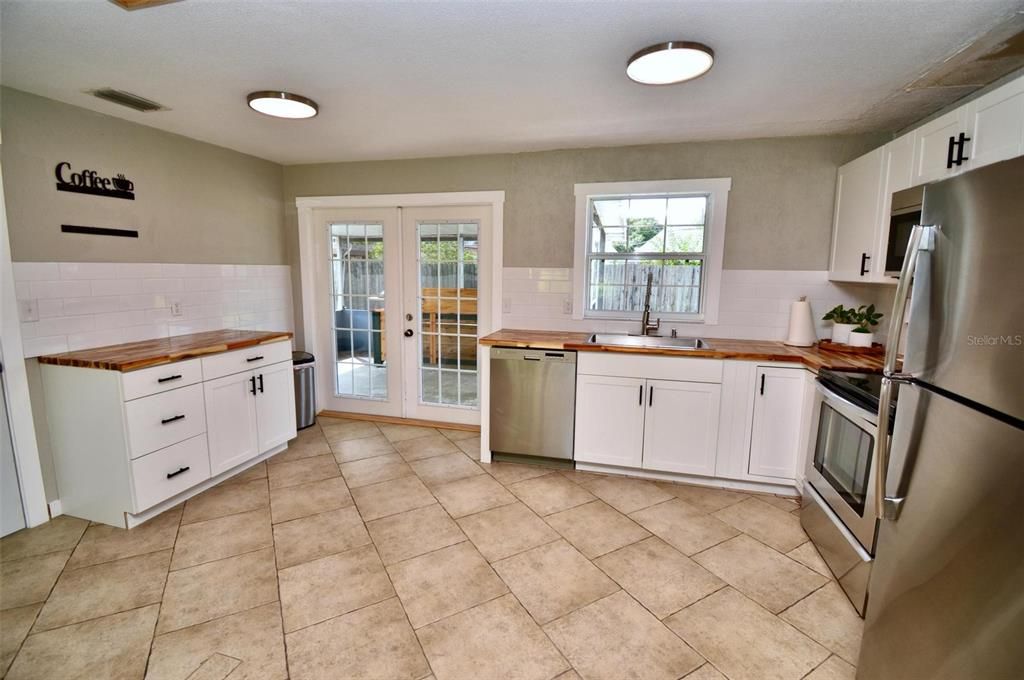 待售: $229,000 (2 贝兹, 1 浴室, 805 平方英尺)