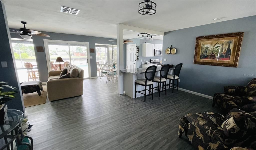 Activo con contrato: $359,900 (3 camas, 2 baños, 1427 Pies cuadrados)