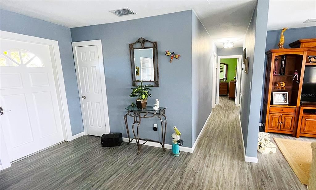 Activo con contrato: $359,900 (3 camas, 2 baños, 1427 Pies cuadrados)