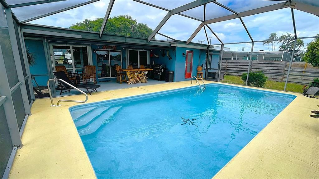 Activo con contrato: $359,900 (3 camas, 2 baños, 1427 Pies cuadrados)