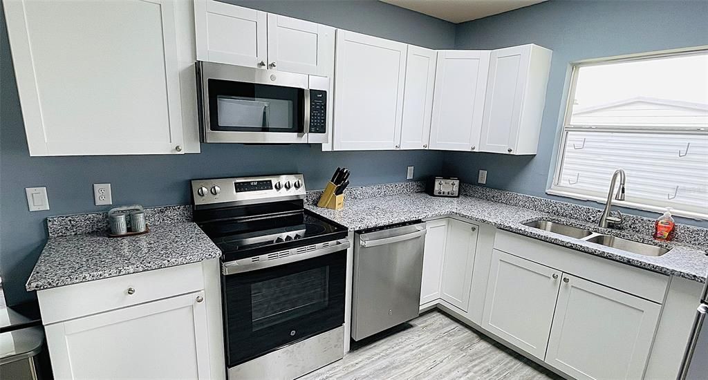 Activo con contrato: $359,900 (3 camas, 2 baños, 1427 Pies cuadrados)