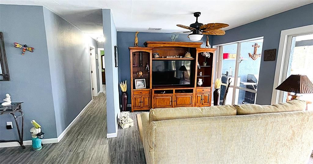 Activo con contrato: $359,900 (3 camas, 2 baños, 1427 Pies cuadrados)