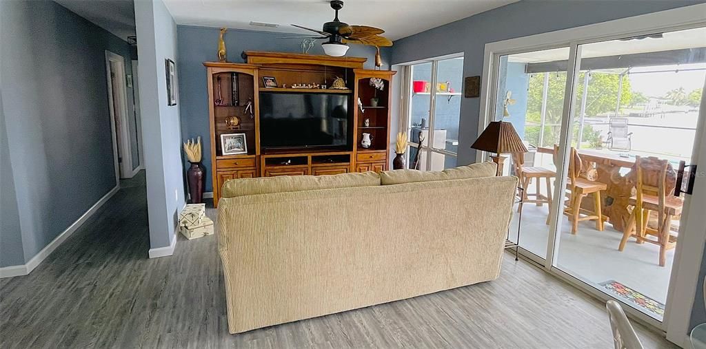 Activo con contrato: $359,900 (3 camas, 2 baños, 1427 Pies cuadrados)