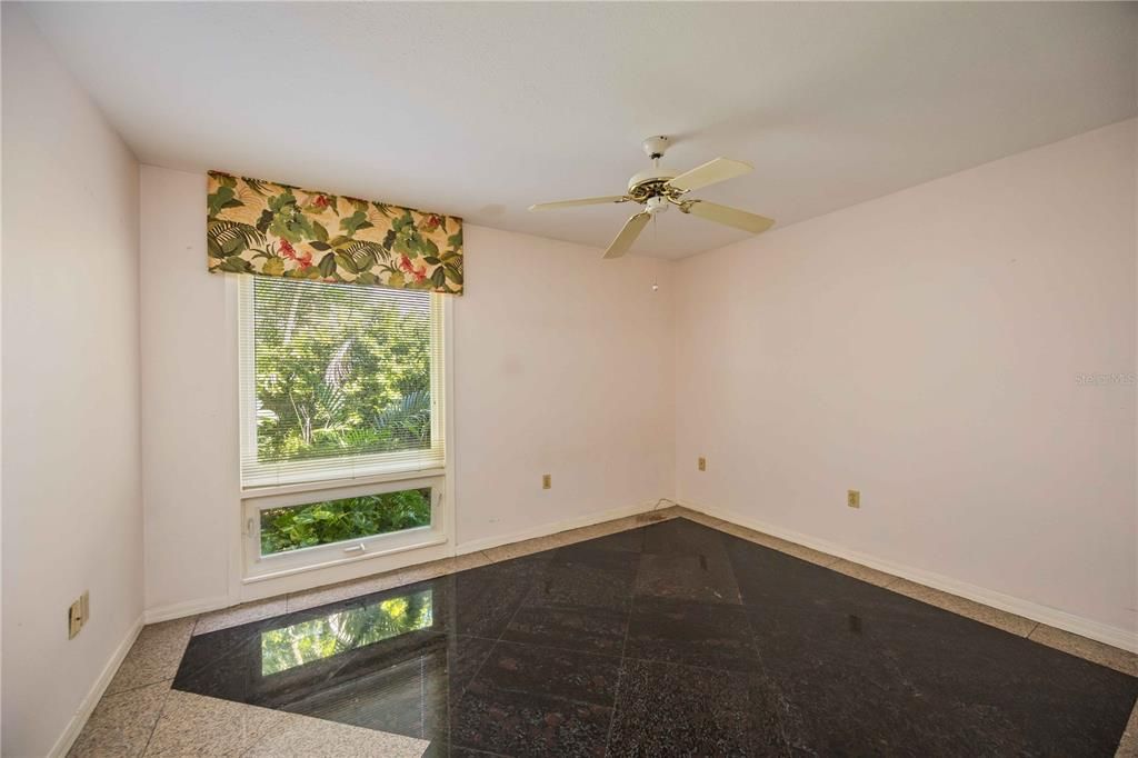 Под контрактом: $1,525,000 (3 спален, 2 ванн, 2274 Квадратных фут)