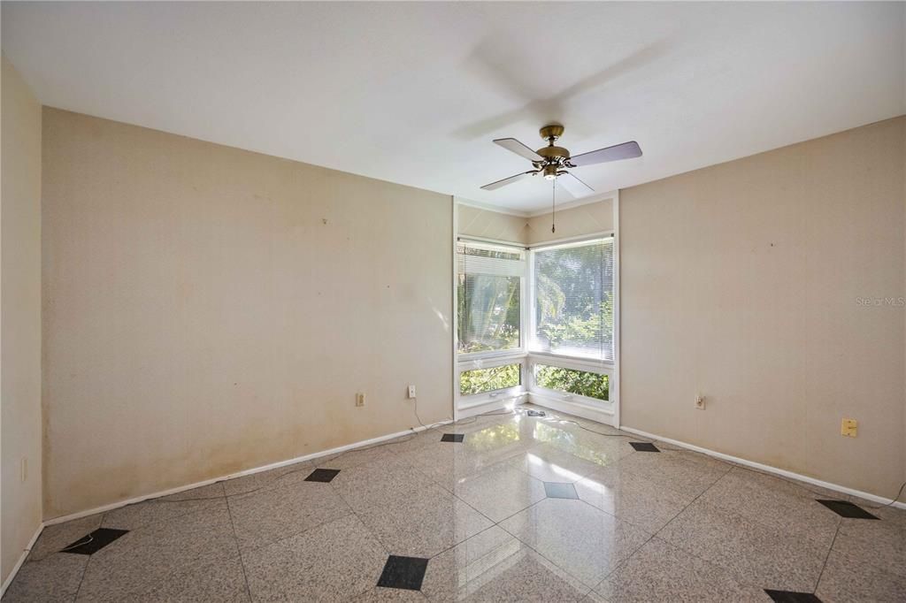 Под контрактом: $1,525,000 (3 спален, 2 ванн, 2274 Квадратных фут)