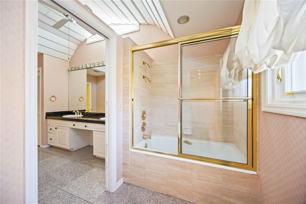 Под контрактом: $1,525,000 (3 спален, 2 ванн, 2274 Квадратных фут)