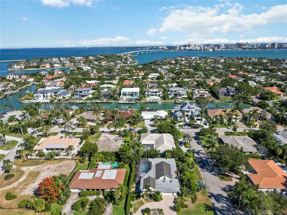 Под контрактом: $1,525,000 (3 спален, 2 ванн, 2274 Квадратных фут)