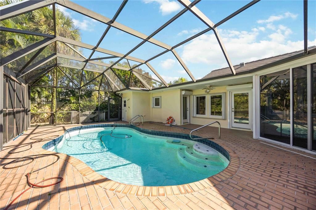 Под контрактом: $1,525,000 (3 спален, 2 ванн, 2274 Квадратных фут)