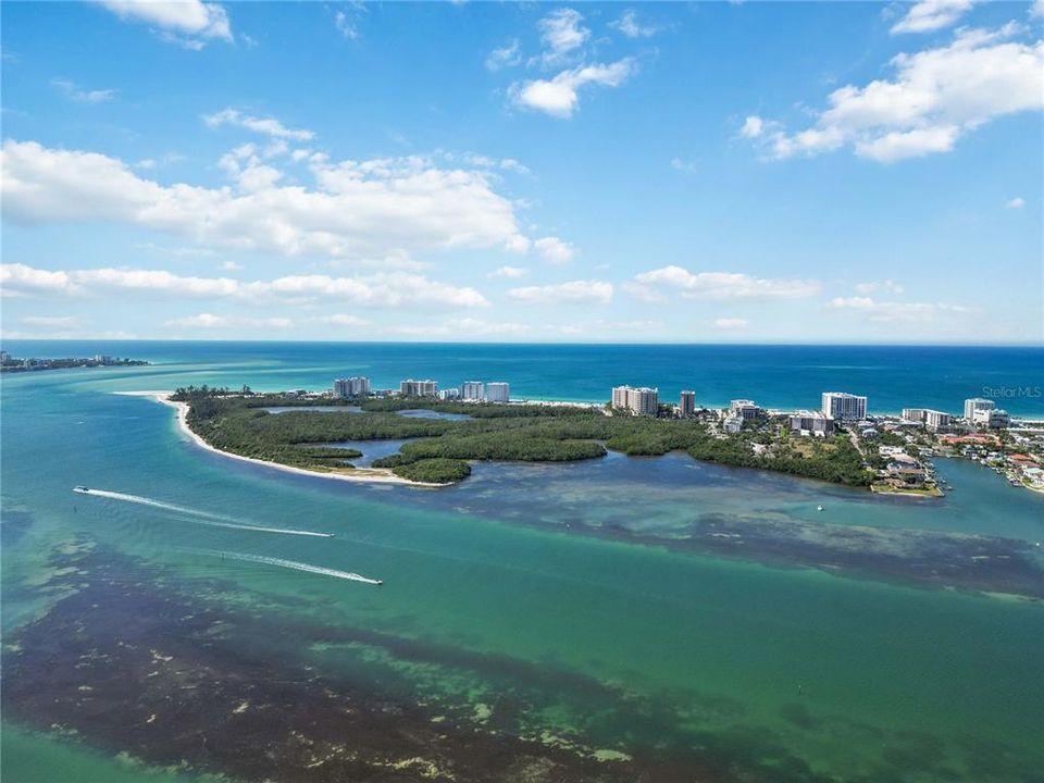 Под контрактом: $1,525,000 (3 спален, 2 ванн, 2274 Квадратных фут)