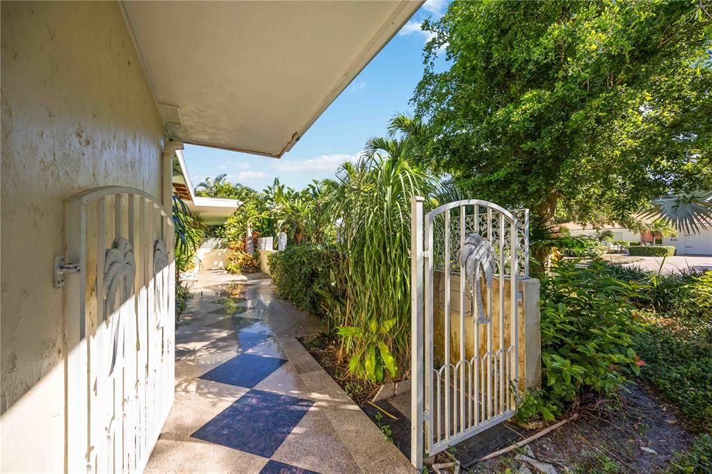 Под контрактом: $1,525,000 (3 спален, 2 ванн, 2274 Квадратных фут)