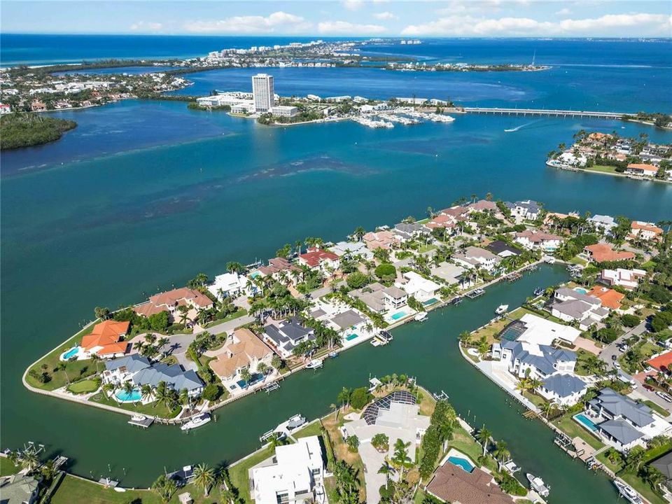 Под контрактом: $1,525,000 (3 спален, 2 ванн, 2274 Квадратных фут)