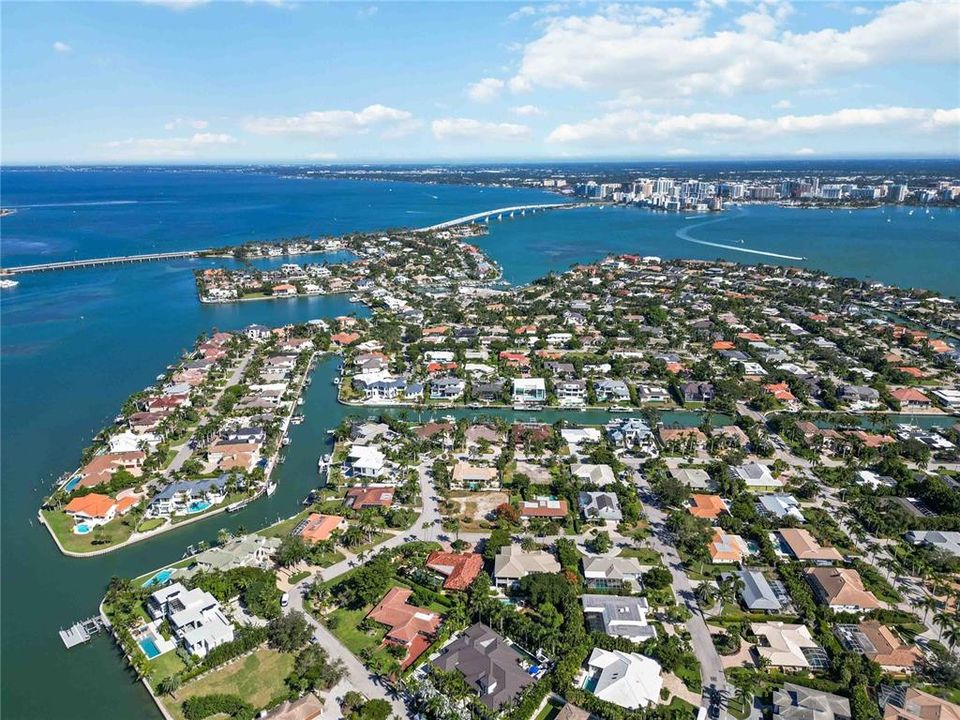 Под контрактом: $1,525,000 (3 спален, 2 ванн, 2274 Квадратных фут)