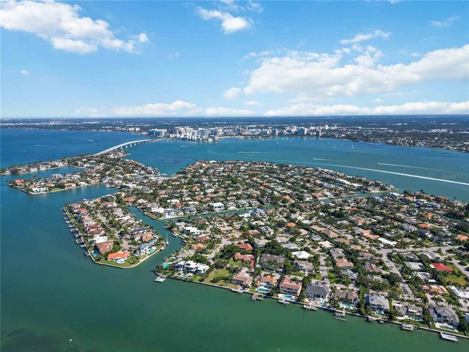 Под контрактом: $1,525,000 (3 спален, 2 ванн, 2274 Квадратных фут)