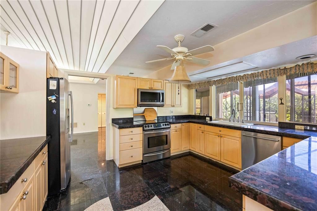 Под контрактом: $1,525,000 (3 спален, 2 ванн, 2274 Квадратных фут)