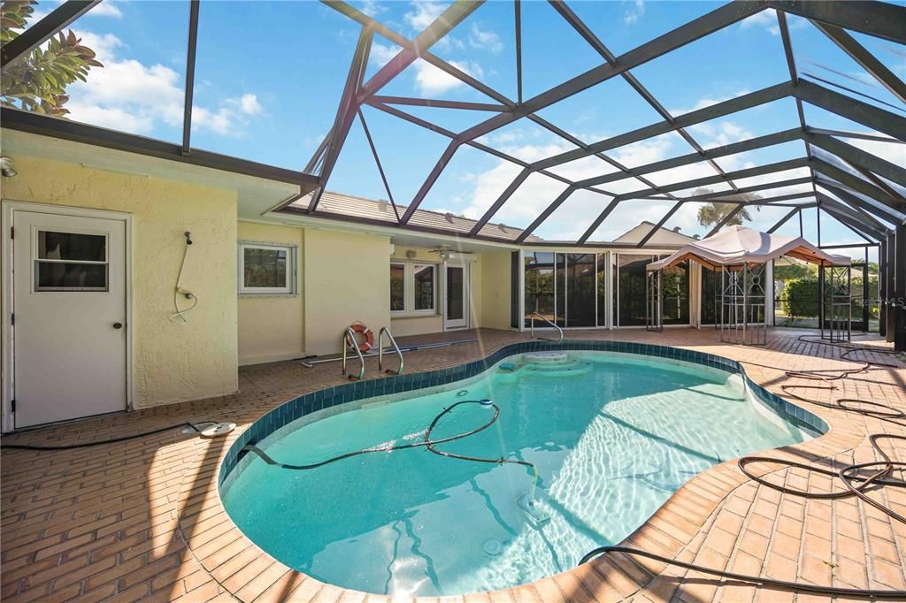 Под контрактом: $1,525,000 (3 спален, 2 ванн, 2274 Квадратных фут)