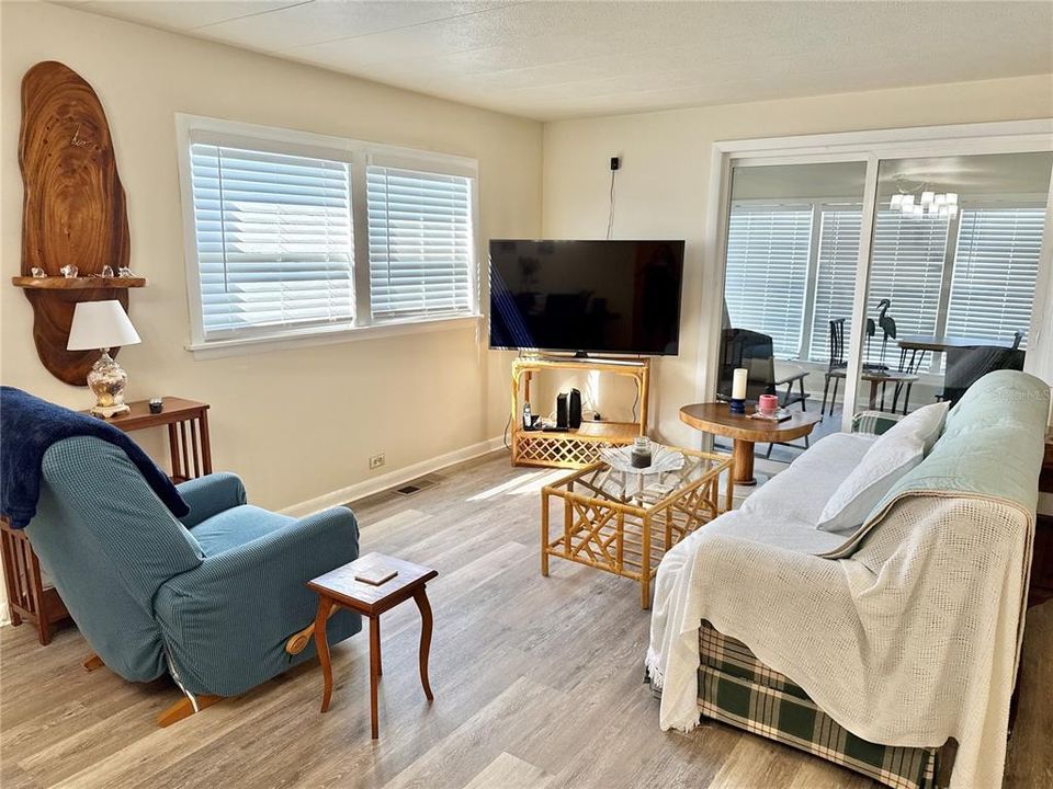 For Sale: $389,000 (3 beds, 3 baths, 1352 Square Feet)