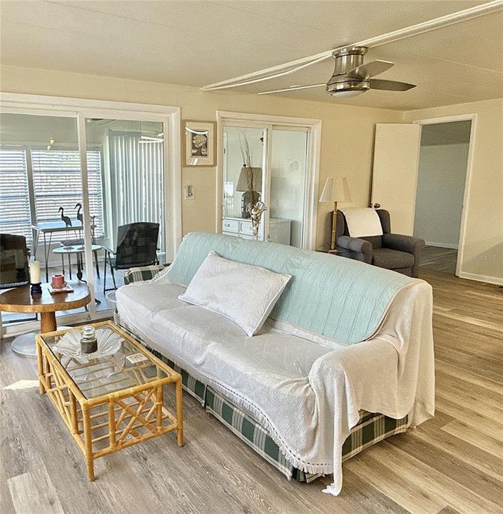 For Sale: $389,000 (3 beds, 3 baths, 1352 Square Feet)