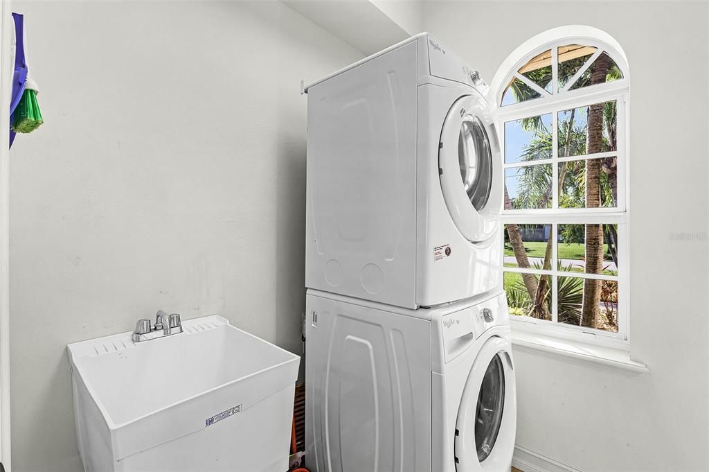 For Sale: $329,900 (3 beds, 2 baths, 1661 Square Feet)