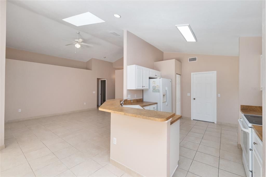 Active With Contract: $299,900 (3 beds, 2 baths, 1615 Square Feet)