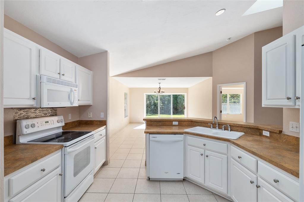 Active With Contract: $299,900 (3 beds, 2 baths, 1615 Square Feet)