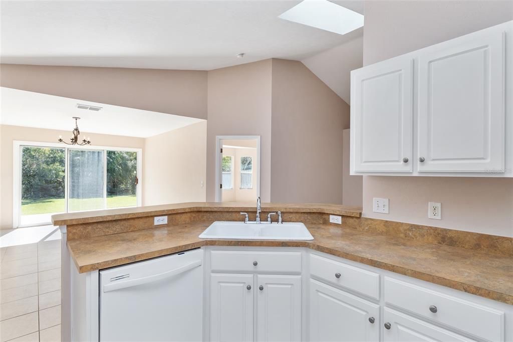 Active With Contract: $299,900 (3 beds, 2 baths, 1615 Square Feet)