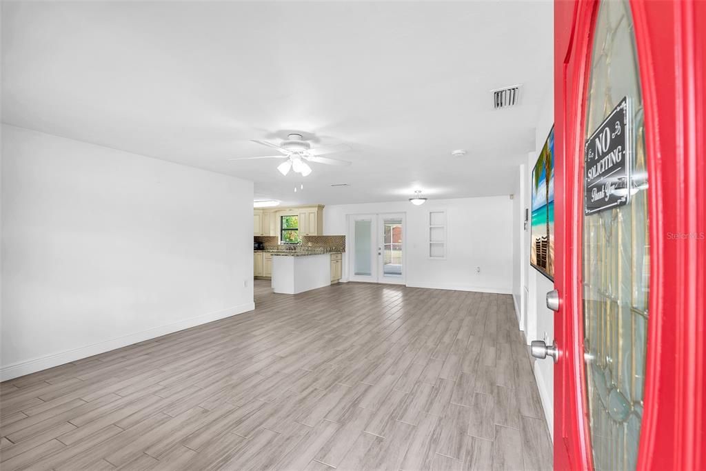 Под контрактом: $385,000 (3 спален, 2 ванн, 1711 Квадратных фут)