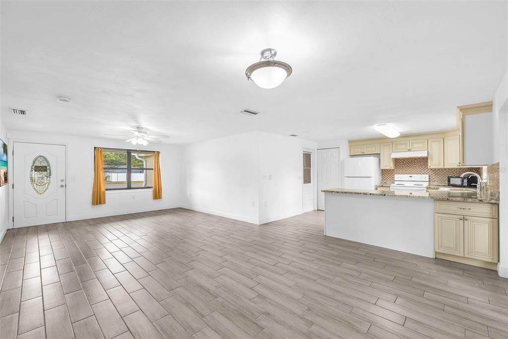 Под контрактом: $385,000 (3 спален, 2 ванн, 1711 Квадратных фут)