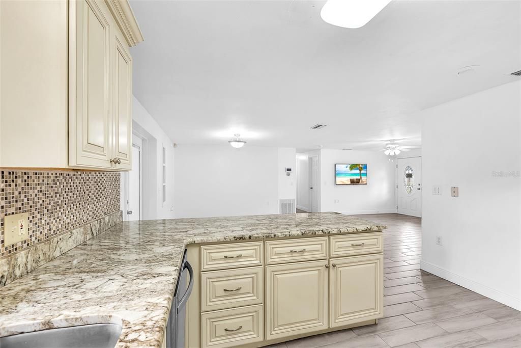 Под контрактом: $385,000 (3 спален, 2 ванн, 1711 Квадратных фут)