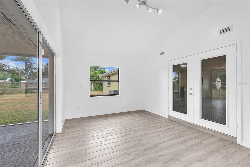 Под контрактом: $385,000 (3 спален, 2 ванн, 1711 Квадратных фут)