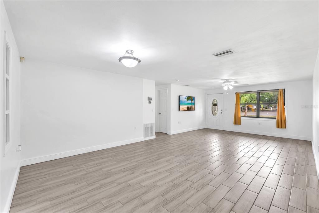 Под контрактом: $385,000 (3 спален, 2 ванн, 1711 Квадратных фут)