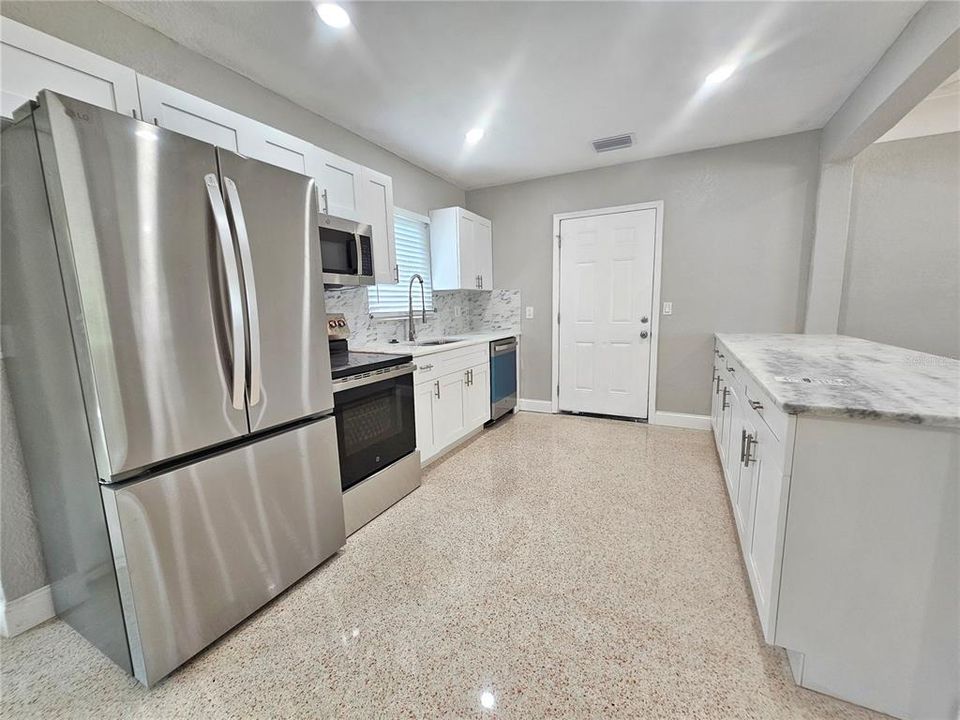 Active With Contract: $3,000 (3 beds, 2 baths, 1250 Square Feet)