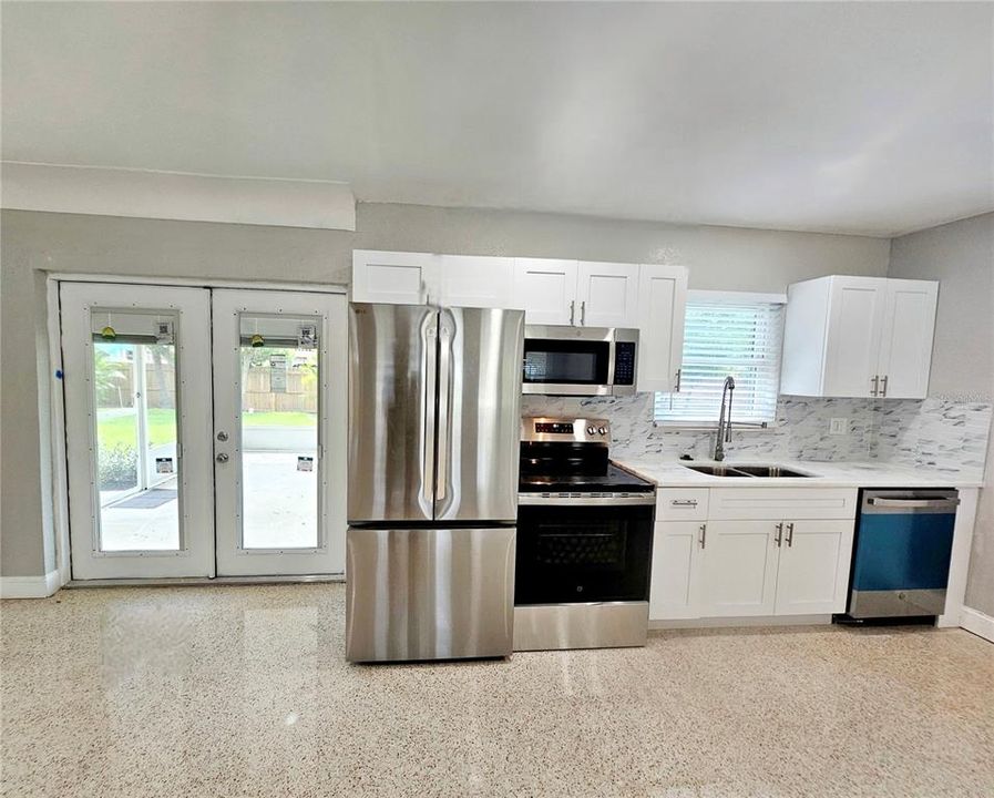 Active With Contract: $3,000 (3 beds, 2 baths, 1250 Square Feet)