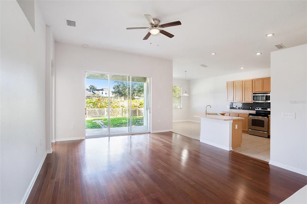 Под контрактом: $360,000 (4 спален, 2 ванн, 2169 Квадратных фут)