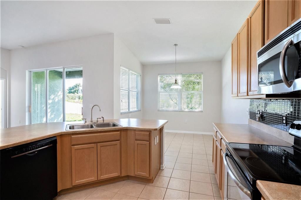 Под контрактом: $360,000 (4 спален, 2 ванн, 2169 Квадратных фут)