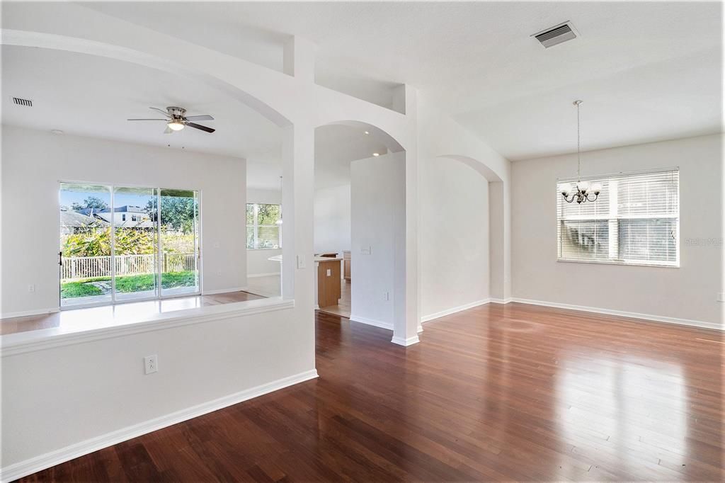 Под контрактом: $360,000 (4 спален, 2 ванн, 2169 Квадратных фут)