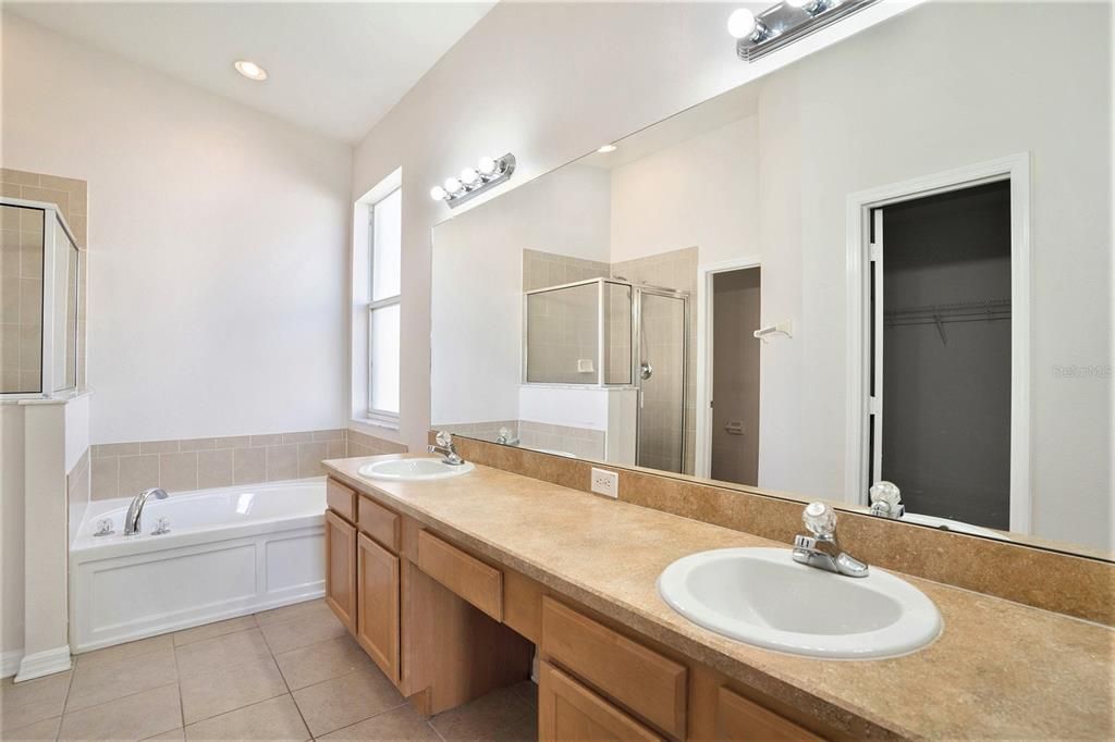 Под контрактом: $360,000 (4 спален, 2 ванн, 2169 Квадратных фут)