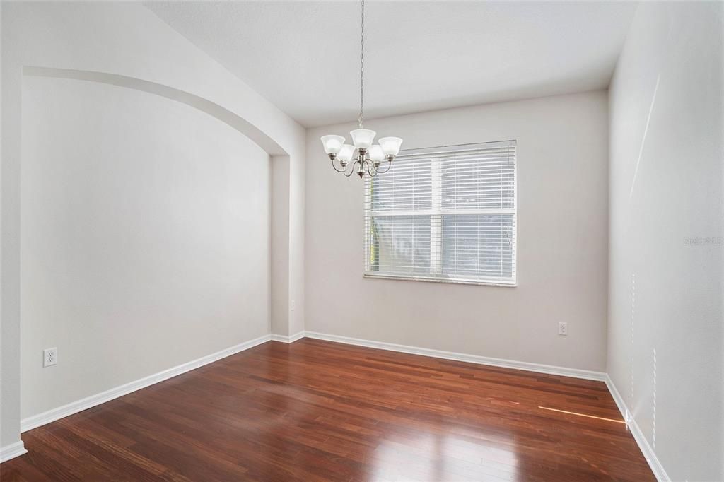 Под контрактом: $360,000 (4 спален, 2 ванн, 2169 Квадратных фут)