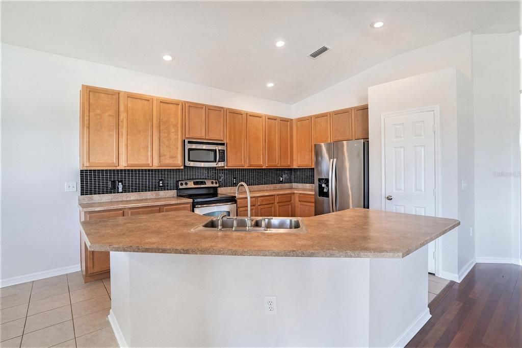 Под контрактом: $360,000 (4 спален, 2 ванн, 2169 Квадратных фут)