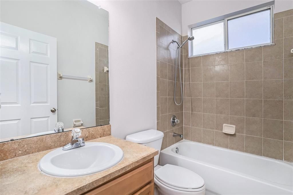 Под контрактом: $360,000 (4 спален, 2 ванн, 2169 Квадратных фут)