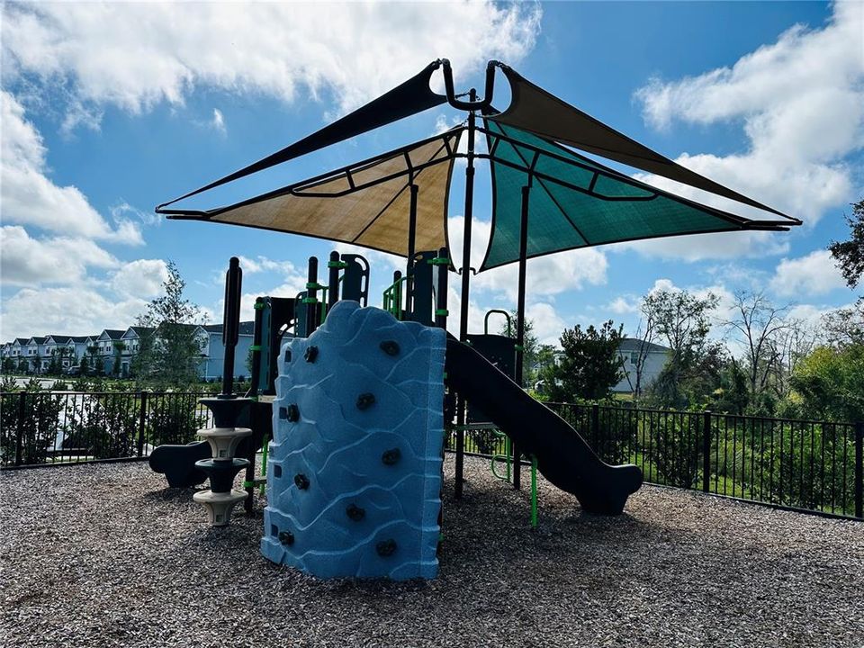 Под контрактом: $429,500 (4 спален, 2 ванн, 1871 Квадратных фут)