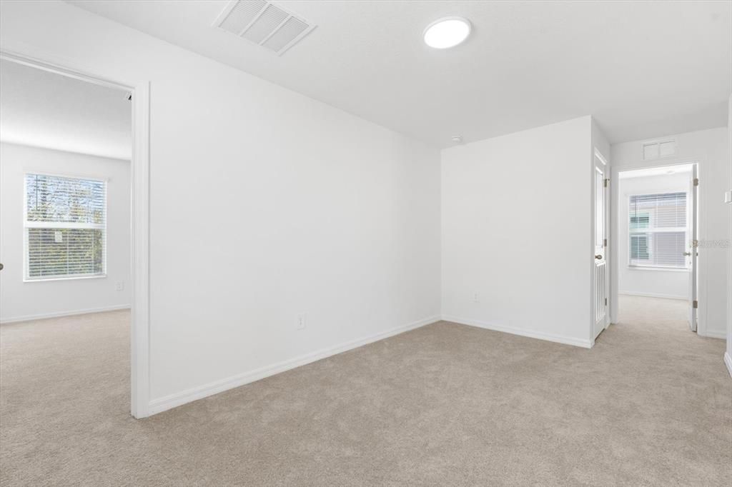 Под контрактом: $429,500 (4 спален, 2 ванн, 1871 Квадратных фут)